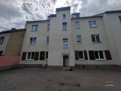 Hofansicht mit Parkflächen - 