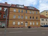 Hausansicht - 2-Raumwohnung mit Einbauküche und PKW-Stellplatz