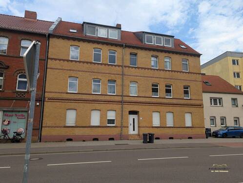 Hausansicht - 2-Raumwohnung mit Einbauküche und PKW-Stellplatz