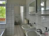 Bad mit 2 Waschbecken, Badewanne und separater Toilette - 