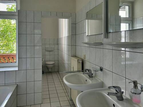 Bad mit 2 Waschbecken, Badewanne und separater Toilette - 