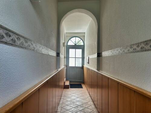 Hausflur mit Tür zum Hofausgang - 3 Zimmer Etagenwohnung zum Kaufen in Gera
