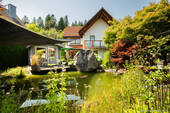 Naturteich - Seltenheit: Familienidyll mit Wellnessfaktor - Einfamilienhaus mit Naturteich, Sauna & Whirlpool