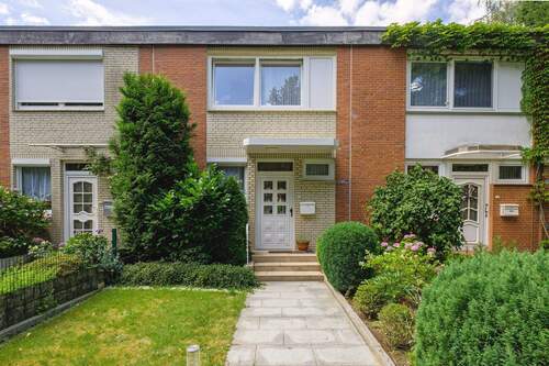 Hausansicht - Wo das Leben beginnt! Gepflegtes Reihenhaus mit Gartenidylle, viel Potenzial und Garage