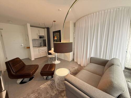 Heller Wohnbereich mit Küche - 