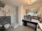 Badezimmer mit Dusche - 
