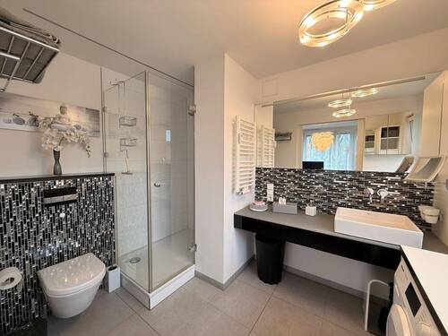 Badezimmer mit Dusche - 