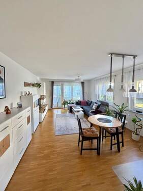 Wohnzimmer mit Essbereich - Etagenwohnung mit 61,00 m&sup2; in Dresden zum Kaufen