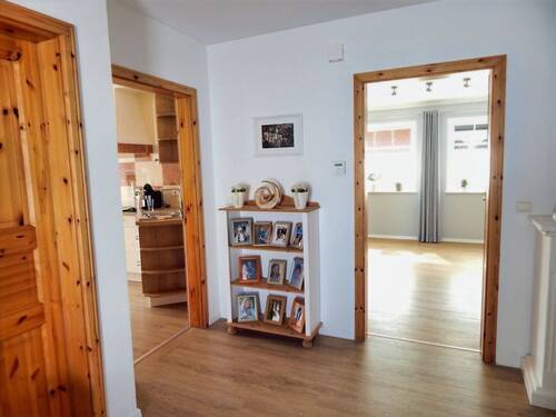 Flur mit Blick in den Wohnbereich - 