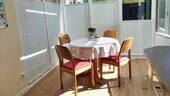 gemütlicher Wintergarten mit Blick und Ausgang auf die Terrasse - 