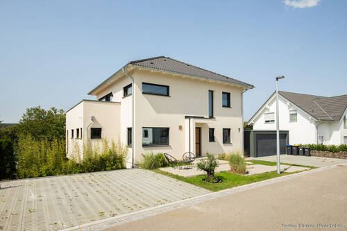 Außenansicht Straße - Exklusives Wohnerlebnis - Neubau mit Doppelgarage & Garten I in Rötenbach zu verkaufen