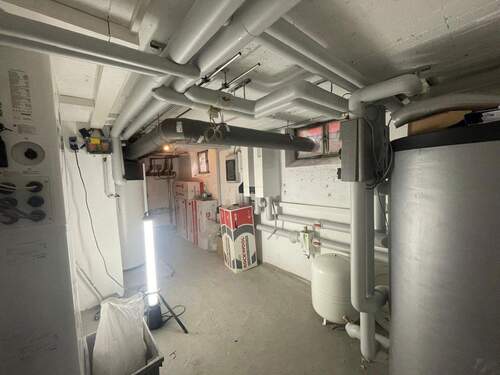 Technikraum mit neuer Technik - 