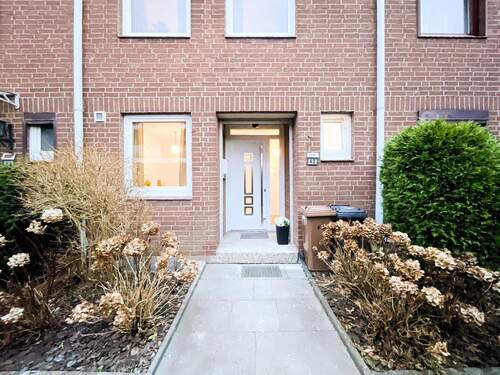 Bild 1 - Helles Familienzuhause in Rellingen mit grünem Garten