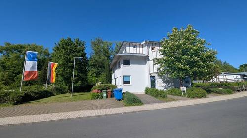 Blick auf Büro und Parkplatz - 3 Zimmer Büro zur Miete in Puderbach