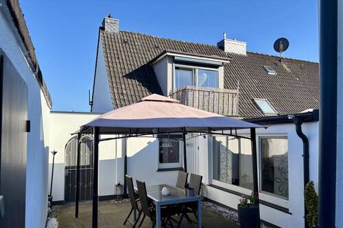 Freisitz vorm Eingang des Haupthauses - 