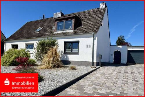 Straßenansicht - Doppelhaushälfte mit großem Garten (Eigenland)