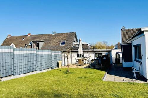 Blick vom Garten zum Haus - 
