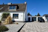 Zufahrt zur Garage - 5 Zimmer Doppelhaushälfte zum Kaufen in Lübeck
