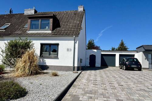 Zufahrt zur Garage - 5 Zimmer Doppelhaushälfte zum Kaufen in Lübeck