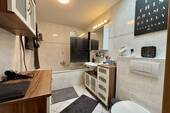 Wannenbad mit Oberlicht - 
