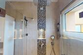 Dusche mit Ablagenische - 