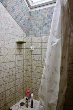 Dusche unter dem Fenster - 
