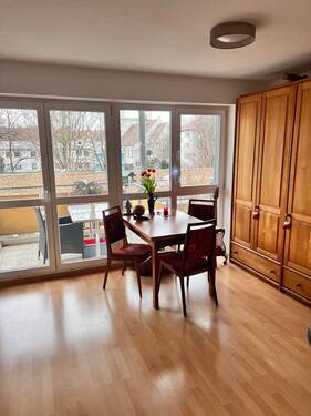 Zimmer-mit-Balkon - möbliertes Zimmer zu vermieten in 2er WG