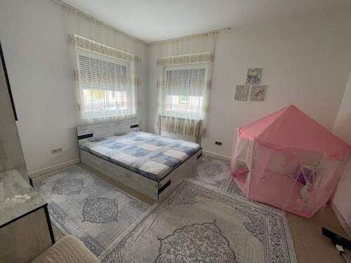 Schlafzimmer - Einfamilienhaus mit 276,00 m² in Rüsselsheim zum Kaufen