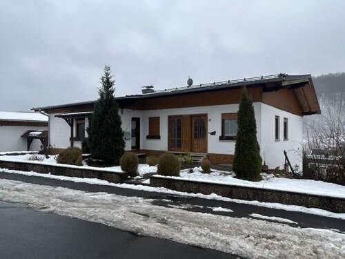 Bild 1 - Bad Endbach: Einfamilienhaus mit Einliegerwohnung in ruhiger Lage!