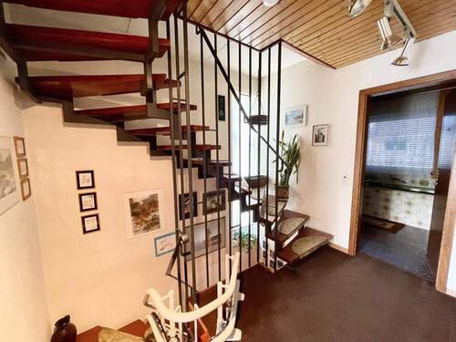 Flur mit Treppenauf-u. Abgang - 