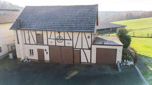 Blick auf Scheune + Garage - 