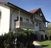 Gepflegte 2 Zi.-Dachgeschoss-Wohnung mit Einbauküche, 2 Balkonen und 2 Stellplätzen - Tacherting