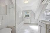 Badezimmer mit Badewanne - 