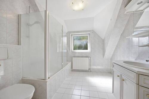 Badezimmer mit Badewanne - 