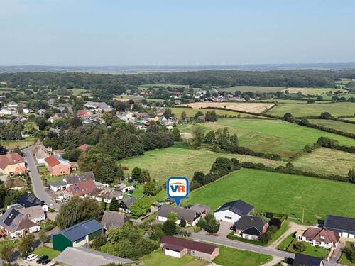 Luftaufnahme aus südöstlicher Richtung mit Blick in die Umgebung - 5 Zimmer Einfamilienhaus zum Kaufen in Bergenhusen