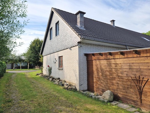 Die seitliche Zufahrt zum Scheunengebäude - Einfamilienhaus mit 173,70 m² in Bergenhusen zum Kaufen