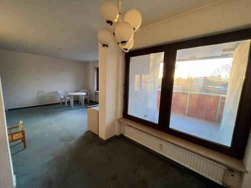 Wohnzimmer mit Balkon - 3 Zimmer Etagenwohnung zum Kaufen in Würzburg