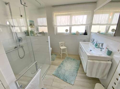 Bad mit Dusche - 