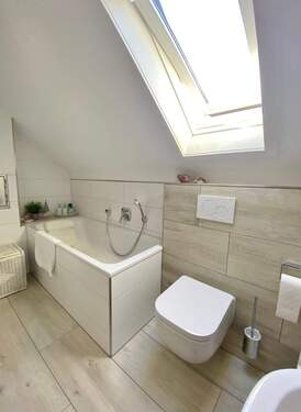 Bad mit Badewanne - 