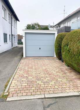Garage + Stellplatz - 