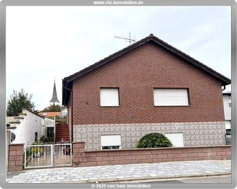 Außenansicht - +++Wohnkomfort und Freiheit: Fertighaus mit Einliegerwohnung auf 450 m² Grundstück+++