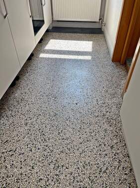 Küche mit Terrazzoboden - 