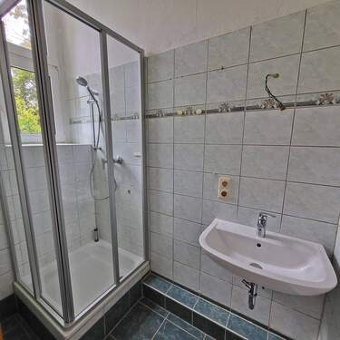 Bad Dusche u. Waschbecken neu - 