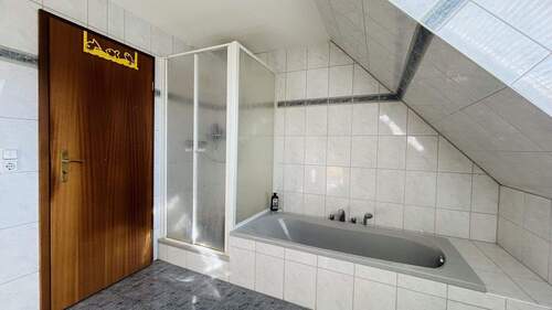 Badezimmer mit Wanne und Dusche - 