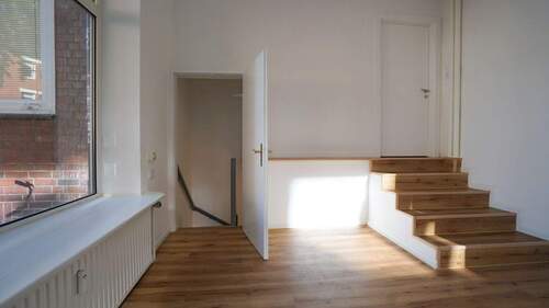 ...mit vielen Möglichkeiten und Stauraum (Tür links führt zum großen Kellerraum) - Etagenwohnung mit 52,60 m&sup2; in Hamburg zum Kaufen