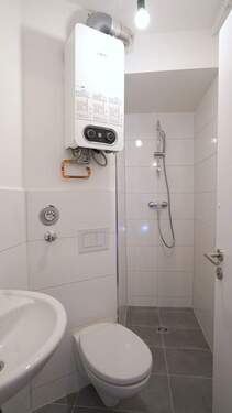 ...und ein modernisiertes Duschbad - 