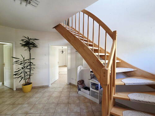 Diele mit Treppe zum OG - 
