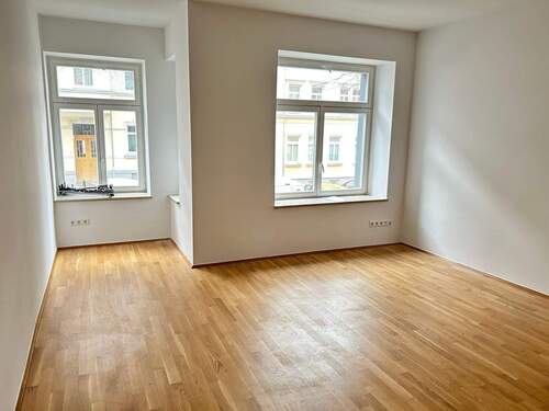 Wohnzimmer - HOCHWERTIGE WOHNUNG MIT PARKETT, FUßBODENHEIZUNG, BALKON MIT GARTENANTEIL SOWIE EBK