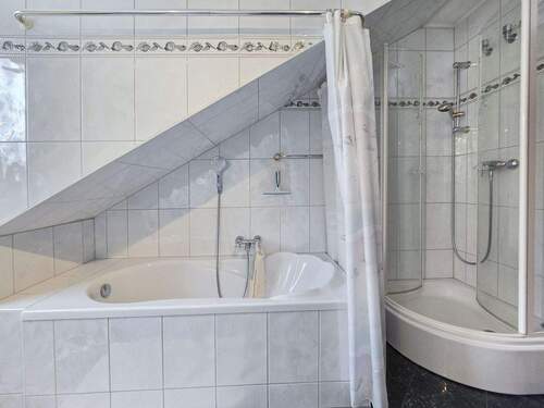 Badezimmer im Obergeschoss - 