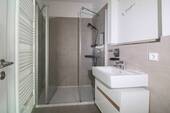 Badezimmer mit Dusche - 